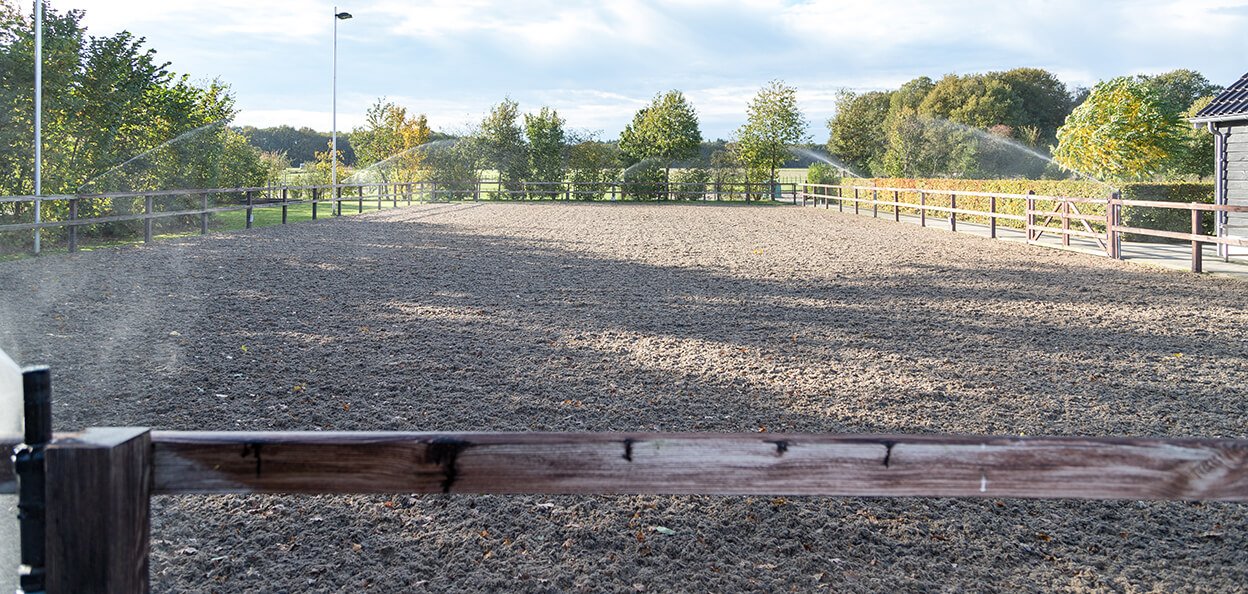 Wij verzorgen de complete aanleg en onderhoud van het systeem, zodat uw paardenbak altijd perfect voor elkaar is en u niet voor verrassingen komt te staan in een droge periode!